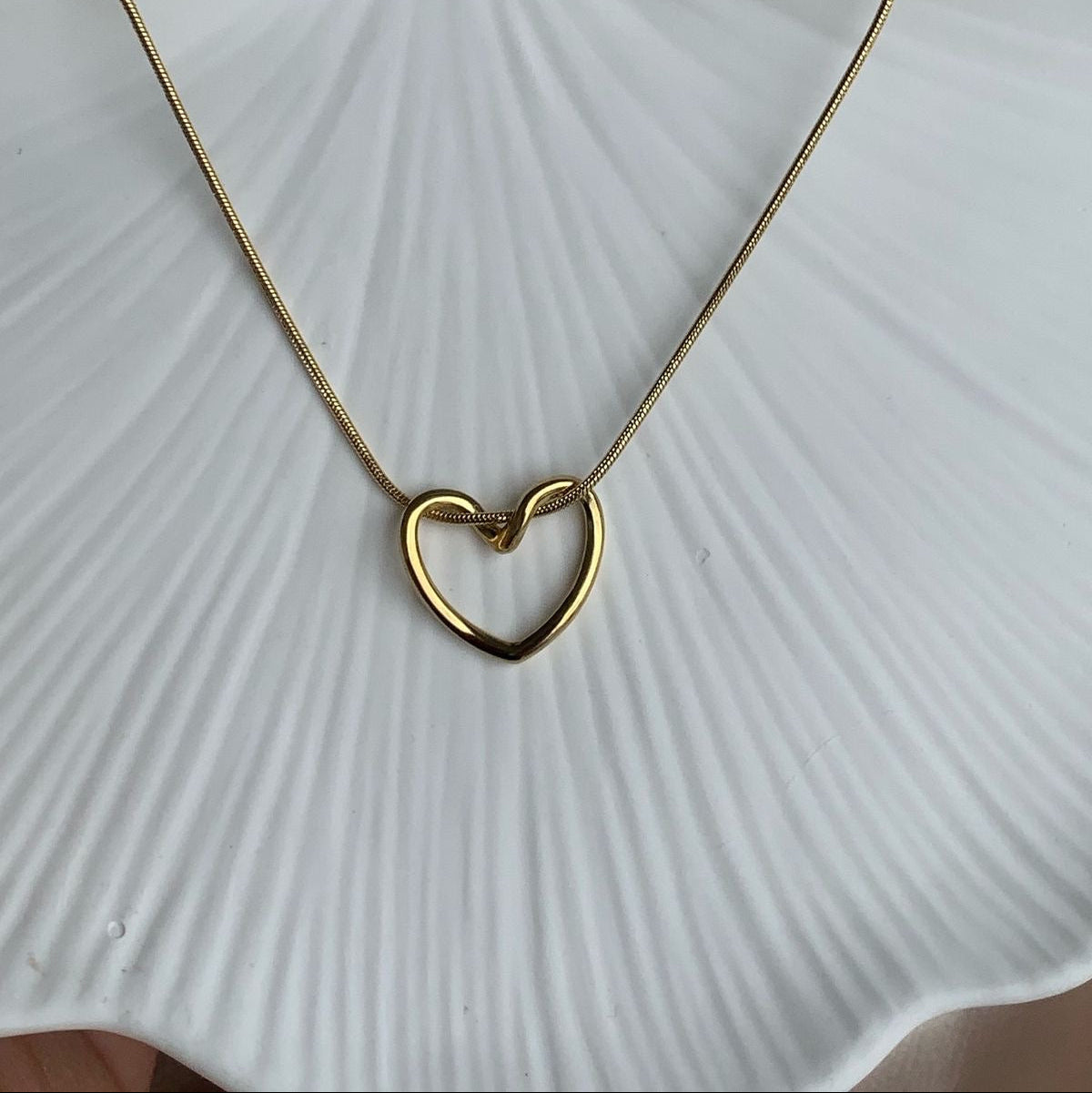 Minimalist hollow heart pendant necklace,perfect for adding elegance and romance to everyday or special occasions.